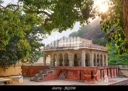 Royal cenotaphs a Jaipur, Rajasthan, India. Essi sono stati designati come il royal cremazione motivi della potente Dinastia Kachhawa. Foto Stock