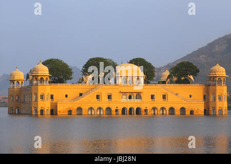 Jal Mahal e uomo Sagar lago a Jaipur, Rajasthan, India. Jal Mahal è stato costruito nell'Rajput e stili di Mughal. Foto Stock