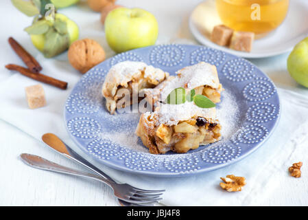 In casa lo strudel di mele con mele, uva passa e noci, vegetariana deliziosa pasticceria Foto Stock