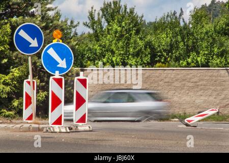 Deviazione sulla strada. I cartelli stradali. La riparazione della strada asfaltata Foto Stock