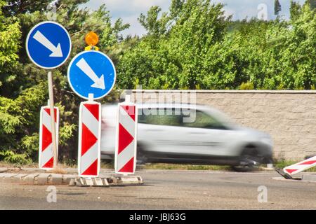 Deviazione sulla strada. I cartelli stradali. La riparazione della strada asfaltata Foto Stock