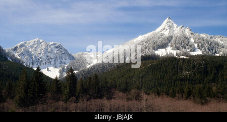 Una neve fresca copre le montagne lungo la Interstate 90 Foto Stock