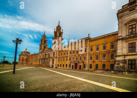 Portogallo: il Convento Reale e il palazzo di Mafra, barocco e neoclassico palazzo, monastero Foto Stock