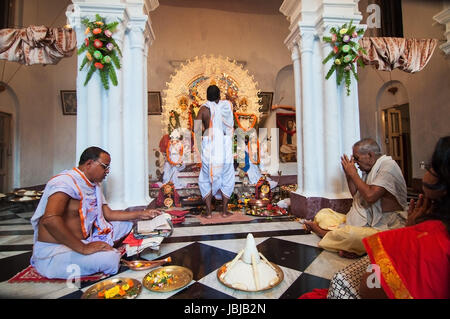 KOLKATA , INDIA - Ottobre 12, 2013 : i sacerdoti a pregare a Durga Puja festival celebrazione in un nord Kolkata residence. È la più grande festa religiosa dell Induismo e locale comunità bengalese. Foto Stock