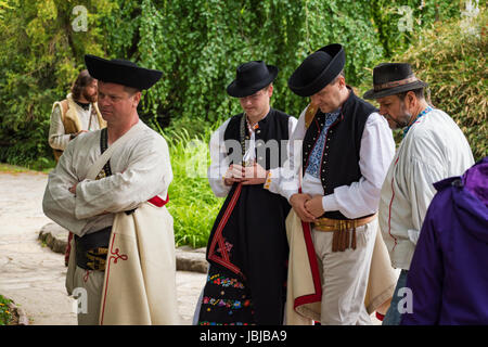 PIESTANY, Slovacchia - 20 Maggio 2017: quattro uomini non identificati, vestito in costumi folcloristici, sembrano essere infelice e difficile pensare a qualcosa di (non mostrato wha Foto Stock