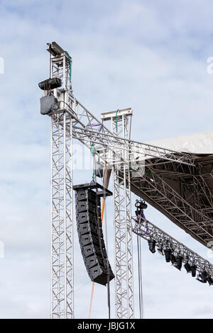 Apparecchiature audio e i faretti montati sul palco contro lo sfondo del cielo Foto Stock