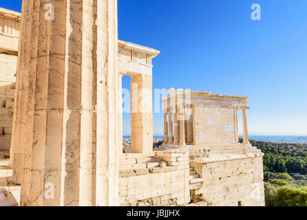 Dettaglio del i Propilei e il tempio ionico di Atena Nike sull'Acropoli di Atene, Grecia Foto Stock