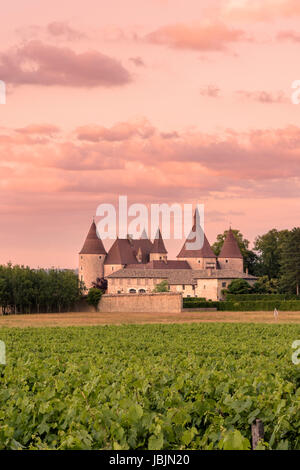 Tramonto sul castello medioevale de Corcelles-en-Beaujolais, Corcelles-en-Beaujolais, Rhône, Francia Foto Stock