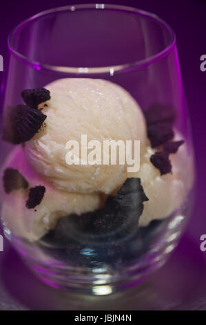 Cookies e gelato dessert in un bicchiere Foto Stock