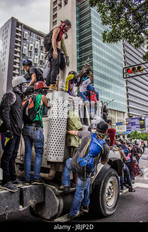 I medici bracci di collegamento durante una manifestazione di protesta contro il governo esigente Presidente venezuelano Nicolás Maduro per aprire un cosiddetto corridoio umanitario per Foto Stock