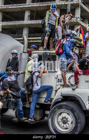 I medici bracci di collegamento durante una manifestazione di protesta contro il governo esigente Presidente venezuelano Nicolás Maduro per aprire un cosiddetto corridoio umanitario per Foto Stock