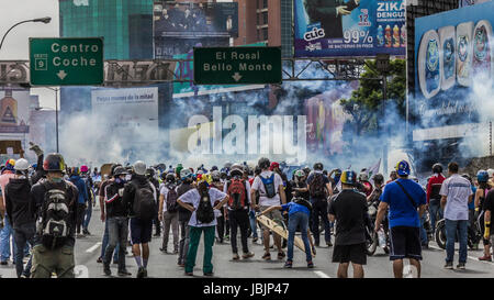 I medici bracci di collegamento durante una manifestazione di protesta contro il governo esigente Presidente venezuelano Nicolás Maduro per aprire un cosiddetto corridoio umanitario per Foto Stock