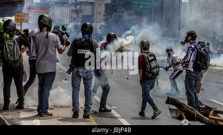 I medici bracci di collegamento durante una manifestazione di protesta contro il governo esigente Presidente venezuelano Nicolás Maduro per aprire un cosiddetto corridoio umanitario per Foto Stock