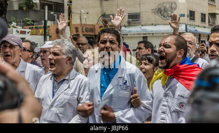 I medici bracci di collegamento durante una manifestazione di protesta contro il governo esigente Presidente venezuelano Nicolás Maduro per aprire un cosiddetto corridoio umanitario per Foto Stock