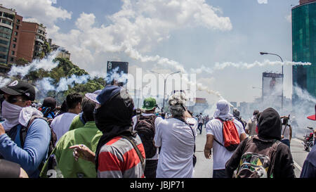 'L'Bolivariana Guardia Nazionale (GNB) reprimere i manifestanti.' avversari marzo una volta di più attraverso le strade e le autostrade di Caracas contro il Foto Stock