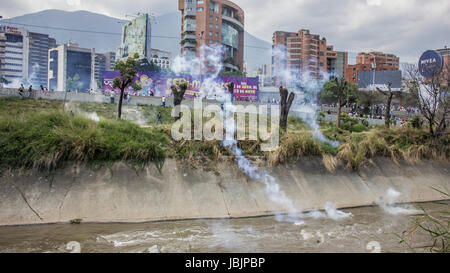 'L'Bolivariana Guardia Nazionale (GNB) reprimere i manifestanti.' avversari marzo una volta di più attraverso le strade e le autostrade di Caracas contro il Foto Stock