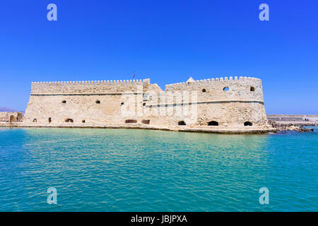 Il Castello Veneziano di Iraklion noto come la fortezza di Koules, all'ingresso del vecchio porto di Heraklion, Creta, Grecia Foto Stock