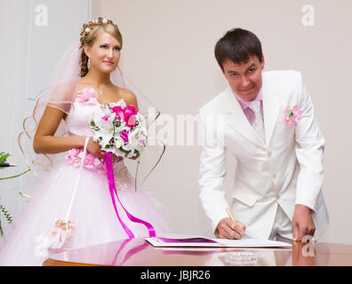 Foto di matrimonio. Il govern segni i documenti di registrazione Foto Stock