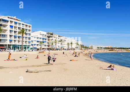 Spiaggia scena di persone sulla Plage Rive Gauche, Le Grau-du-Roi, Gard, Francia Foto Stock