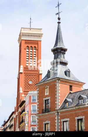 Dettaglio del palazzo barocco di Santa Cruz e la torre della chiesa di Santa Cruz, Madrid, Spagna Foto Stock