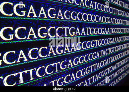 Il sequenziamento del genoma in laboratorio. Sequenza dei geni in simboli di basi nucleotidiche. Foto Stock