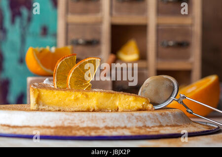 Torta arancione souffle, un pezzo in uno splendido scenario. Foto Stock