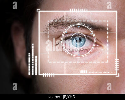 Biometric Security retina di scansione dello scanner un dagli occhi blu uomo Foto Stock