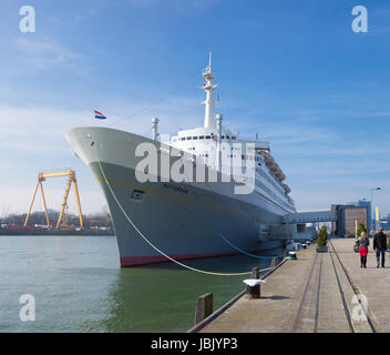 Il misuratore 228 SS Rotterdam, ex ammiraglia della linea Holland-America. Fuori servizio dal 2008, dispone di un ristorante, teatro e sale riunioni e un hotel. Foto Stock