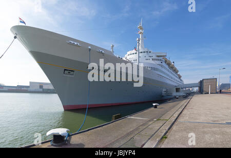 Il misuratore 228 SS Rotterdam, ex ammiraglia della linea Holland-America. Fuori servizio dal 2008, dispone di un ristorante, teatro e sale riunioni e un hotel. Foto Stock