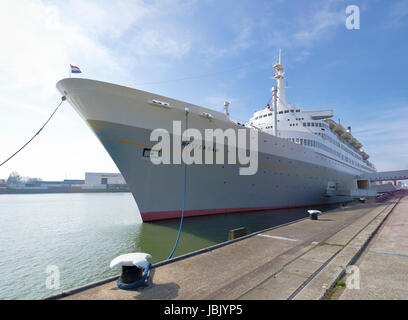 Il misuratore 228 SS Rotterdam, ex ammiraglia della linea Holland-America. Fuori servizio dal 2008, dispone di un ristorante, teatro e sale riunioni e un hotel. Foto Stock