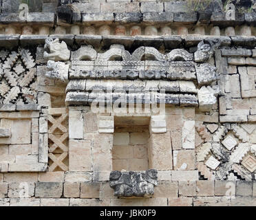 Dettagli architettonici visto presso le rovine di un tempio maya di Uxmal, Messico Foto Stock