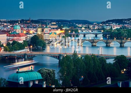 Praga skyline al tramonto. Vista incredibile per il Ponte Carlo e altri ponti attraversare il fiume Moldava. Foto Stock