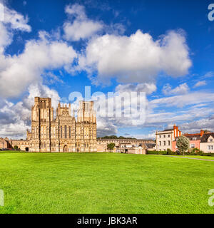 Il fronte ovest della Cattedrale di Wells e cattedrale verde, pozzi, Somerset, Inghilterra, Regno Unito. Cattedrale di Wells è considerato uno delle più belle... Foto Stock