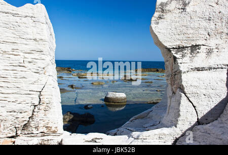 I blocchi di marmo in mare su Aliki, Thassos Island, Grecia Foto Stock