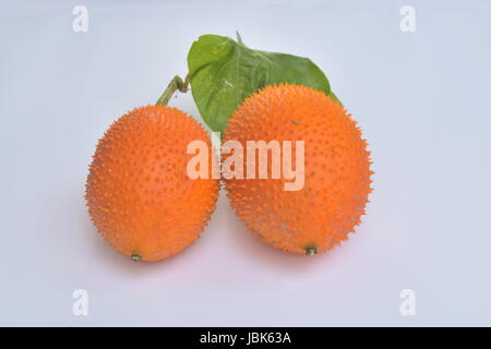 Gac mature di frutta sul bianco. Foto Stock