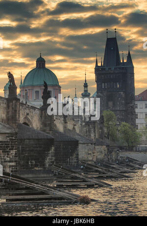 Drammatica l'alba sul Ponte Carlo (Praga, Repubblica Ceca) Foto Stock