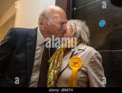 Vite cavo è congratulato da sua moglie , Rachel Smith ,dopo essere stato eletto il MP per Twickenham la notte del 8 giugno - Elezione Foto Stock