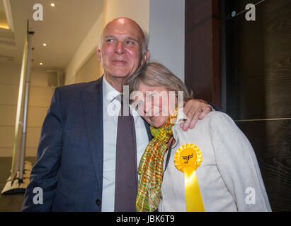 Vite cavo è congratulato da sua moglie , Rachel Smith ,dopo essere stato eletto il MP per Twickenham la notte del 8 giugno - Elezione Foto Stock