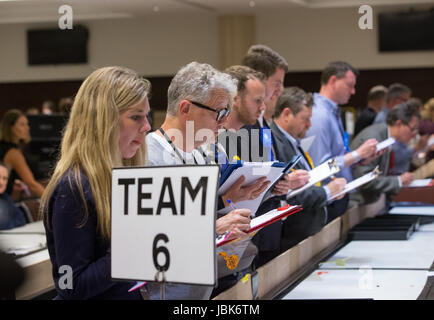 Conteggio di persone e la verifica delle votazioni su elezione notte del 8 giugno 2017 Foto Stock