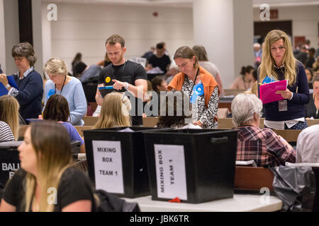 Conteggio di persone e la verifica delle votazioni su elezione notte del 8 giugno 2017 Foto Stock