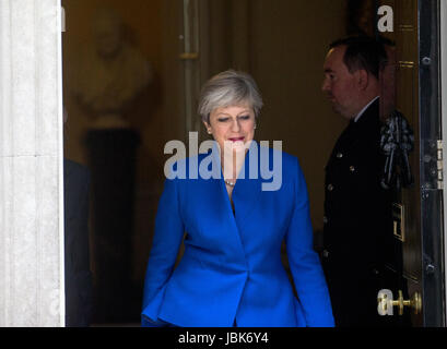 Il primo ministro, Theresa Maggio, fa una dichiarazione di Downing Street dopo il 8 giugno - elezione che ha portato in un parlamento appeso. Foto Stock