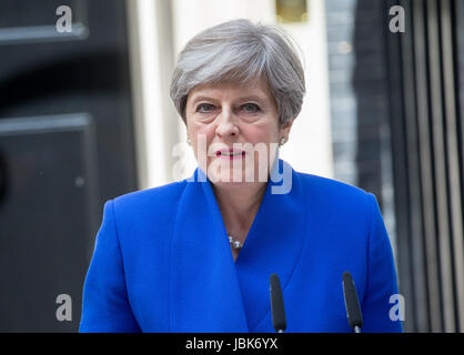 Il primo ministro, Theresa Maggio, fa una dichiarazione di Downing Street dopo il 8 giugno - elezione che ha portato in un parlamento appeso. Foto Stock