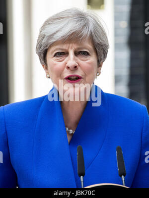 Il primo ministro, Theresa Maggio, fa una dichiarazione di Downing Street dopo il 8 giugno - elezione che ha portato in un parlamento appeso. Foto Stock