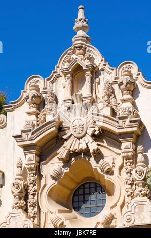 La facciata di pietra miliare storica Casa Del Orado, decorata con scolpito parete barocco di architettura coloniale spagnola, situato presso il Parco Balboa, San Diego, California, Stati Uniti d'America Foto Stock