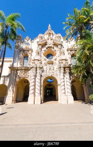 L'ingresso della storica pietra miliare Casa Del Orado, decorata con scolpito parete barocco di architettura coloniale spagnola, situato presso il Parco Balboa, San Diego, California, Stati Uniti d'America Foto Stock