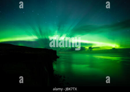 Spettacolari luci del nord oltre il kilt Rock, Skye Foto Stock