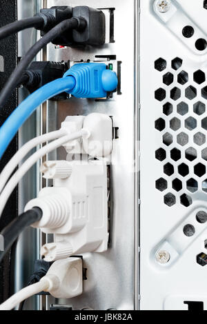 Il lato posteriore del computer - molti cavi e connettori Foto Stock