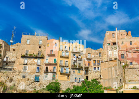 Castello Cagliari Sardegna, vista di case che formano una sezione delle alte mura che circondano il vecchio castello medievale trimestre a Cagliari. Foto Stock