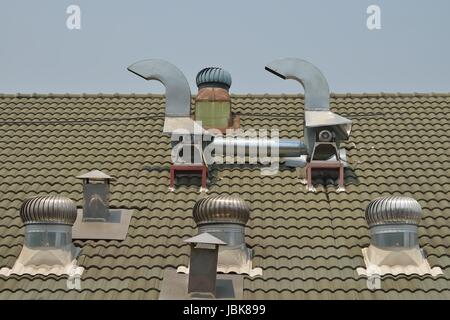 Ventilatore del tetto macchina sulla parte superiore del tetto. Foto Stock