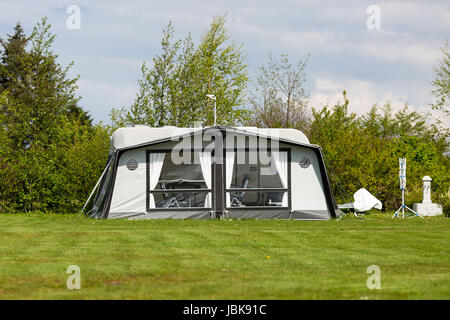 Tenda da campeggio Il campeggio. I marchi sono stati rimossi. Foto Stock